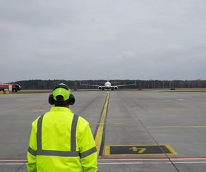 Samolot nie mógł bezpiecznie wylądować w Bydgoszczy. Poleciał na inne lotnisko, ale po chwili wrócił