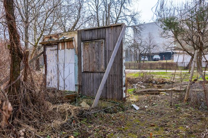 Rozebrane domki fińskie na Polu Mokotowskim w Warszawie