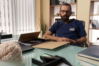 Na dobre i na złe, odcinek 731. Artur Bart (Piotr Głowacki)