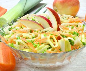 Soczysta surówka z pora i marchewki - smakuje nawet dzieciom!