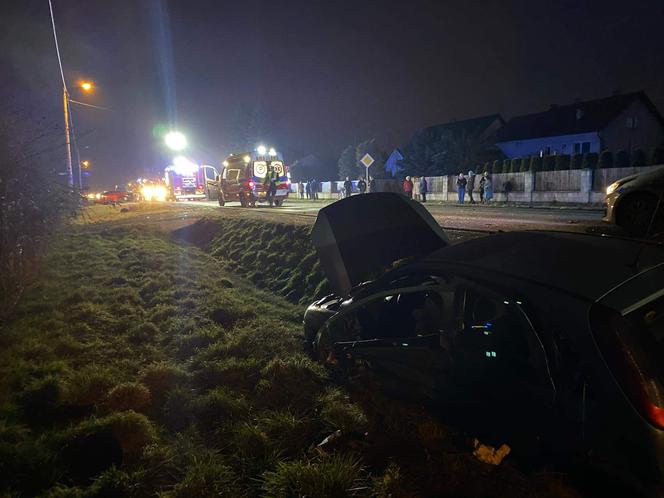 Czołowe zderzenie trzech aut pod Krakowem