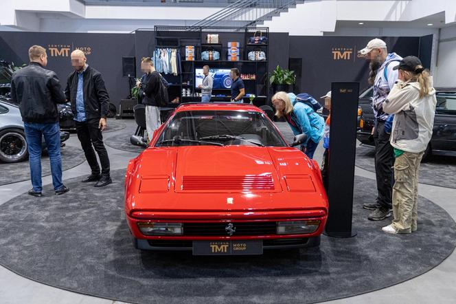  Czerwone ferrari warte 2,5 miliona euro w Poznaniu.