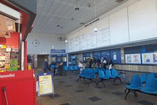 Jedni mówią, że wygląda jak 20 lat temu. Inni, że raczej jak w PRL-u. Na dworcu PKS Bydgoszcz czas się zatrzymał [ZDJĘCIA]