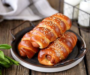 Parówki w cieście drożdżowym – tania, puszysta przekąska, która znika w minutę