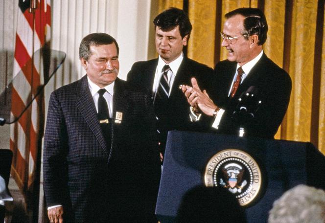 Prezydent USA George H. Bush odznacza Lecha Wałęsę Prezydenckim Medalem Wolności, Waszyngton, 13.11.1989. 