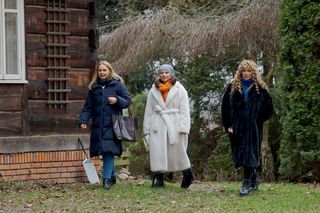 Przyjaciółki 25 sezon odc. 292. Anka (Magdalena Stużyńska), Patrycja (Joanna Liszowska), Dorotka (Agnieszka Sienkiewicz)