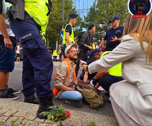 Ostatnie Pokolenie sparaliżowało centrum Warszawy