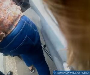 Wrocław. Policjanci rozbili szybę i siłą wyciągnęli 45-latkę z BMW. Nie chciała wysiąść [ZDJĘCIA].