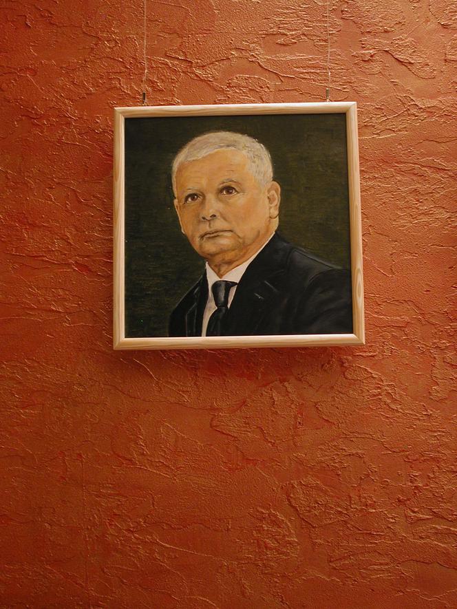 2. Portrety prezesa PiS na wystawie "35 twarzy Jarosława Kaczyńskiego"