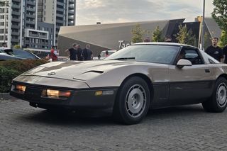 Klasyczna motoryzacja znów zachwyciła Bydgoszcz. „Bydgoskie Klasyki Nocą” przy Torbydzie