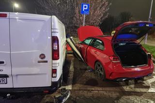  Nawet nie zahamował! Wypożyczonym mercedesem huknął w instrybutor na stacji paliw. Cudem uniknęli śmierci