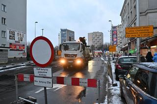 Paraliż na Mokotowie, zamknęli ważne skrzyżowanie. Kierowcy utknęli w korkach, autobusy na objazdach