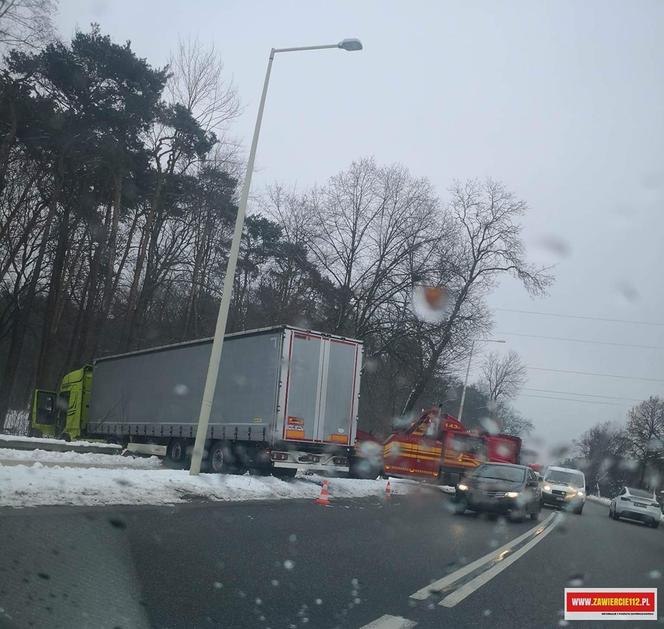 Zawiercie: Ciężarówka wjechała na "spacer" do parku miejskiego. Są utrudnienia