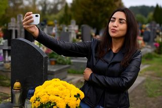 Nigdy nie rób tego na cmentarzu!