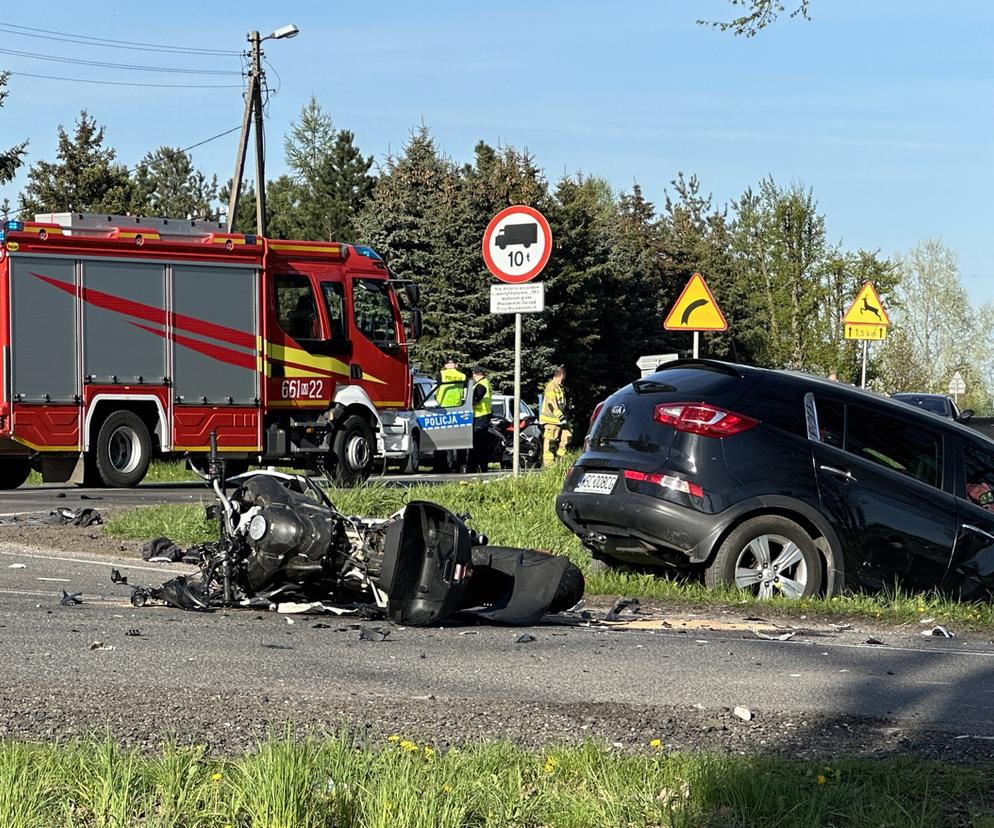 Tragiczny wypadek w Łazach. Motocyklista zderzył się z osobówką. Jedna osoba nie żyje