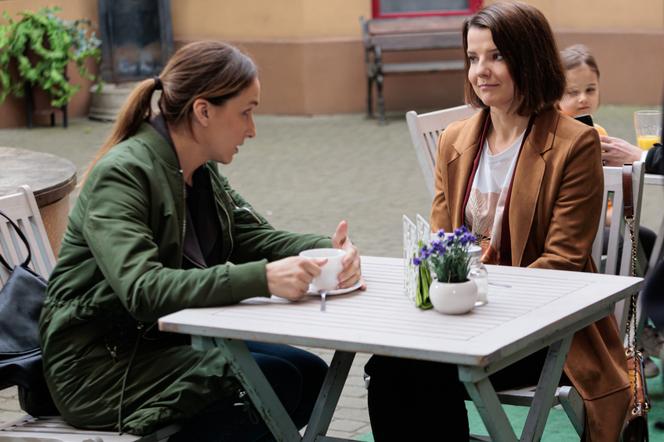 Na Wspólnej odc. 3492. Iga (Lidia Sadowa), Marta (Joanna Jabłczyńska)