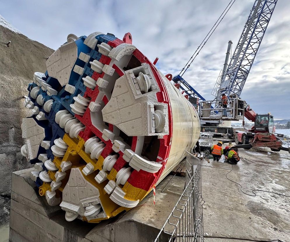Mniejsza maszyna TBM już dotarła na plac budowy w Małopolsce