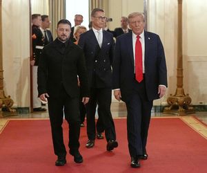 Tak Zełenski prezentuje się na salonach. Wszystkie stroje prezydenta Ukrainy