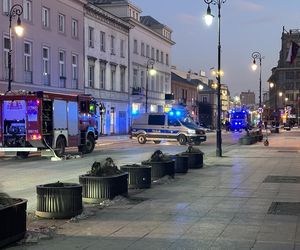 Podczas kontroli na Nowym Świecie mężczyzna wręczył policjantom przedmiot przypominający granat