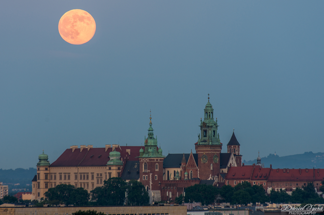 Kraków niczym Las Vegas. Takich zdjęć nocnego miasta jeszcze nie widziałeś!