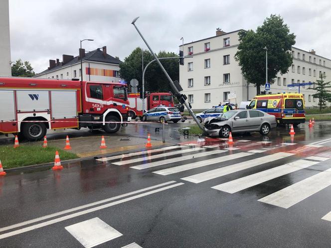 Piekary Śląskie: Wypadek policyjnego radiowozu. Dwóch policjantów trafiło do szpitala 