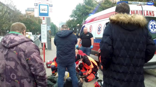Trwa reanimacja mężczyzny na przystanku tramwajowym przy Okopowej