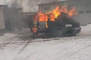 Lubelskie: To był jedyny sposób na uratowanie majątku. Policjanci wyciągnęli płonące auto z drewnianej wiaty