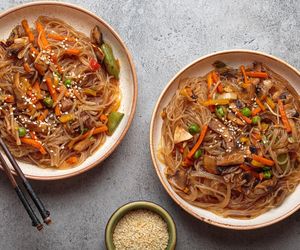 Japchae - makaron z warzywami po koreańsku.  Zaskakuje prostotą i bogactwem smaku