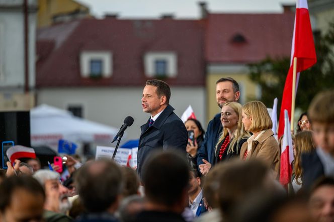 Zorro skradł show Trzaskowskiemu podczas wiecu w Tarnowie. Walczył szpadą i transparentem