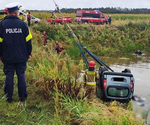 Makabra pod Wieluniem. Samochód zatonął w stawie, w środku zwłoki dwóch mężczyzn
