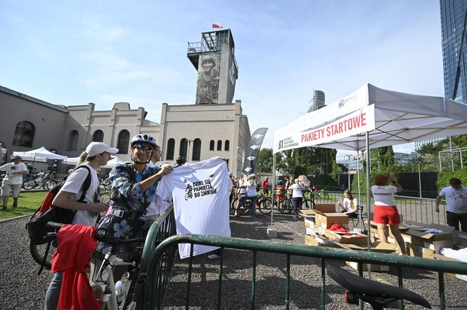 Biało-czerwonym peletonem rowerzyści uczcili Powstanie Warszawskie 