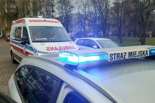 Strażnicy pomogli rannemu mężczyźnie mieszkającemu we wraku samochodu