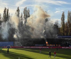 Derby Krakowa w cieniu ognia, transparentów i latających butelek. Wisła Kraków wygrała z Hutnikiem w Pucharze Polski