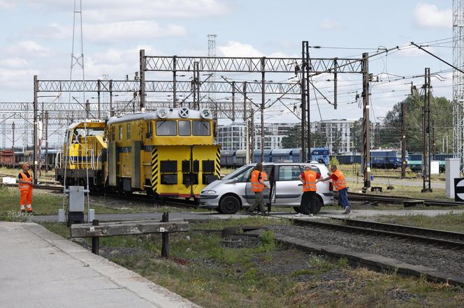 Kontrolowane zderzenie pociągu z osobówką