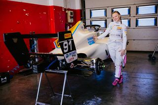 Na co dzień jeździ w Formule 4, a teraz została ambasadorką Stowarzyszenia SOS Wioski Dziecięce