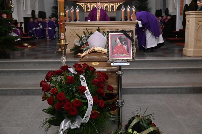 Pogrzeb bpa Tadeusza Werno, pierwszego biskupa pomocniczego diecezji koszalińsko-kołobrzeskiej