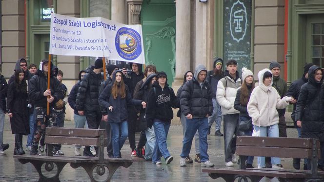 Polonez dla Fredry 2025 we Wrocławiu. Maturzyści zatańczyli na Rynku [ZDJĘCIA]