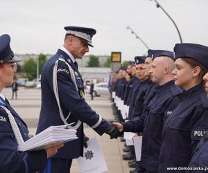 Dolnośląska policja przyjęła aż 37 nowych funkcjonariuszy. Zobacz zdjęcia i nagranie ze ślubowania