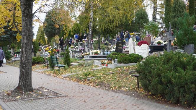 Tłumy na cmentarzu przy ul. Poprzecznej. Olsztynianie odwiedzają groby bliskich [ZDJĘCIA]