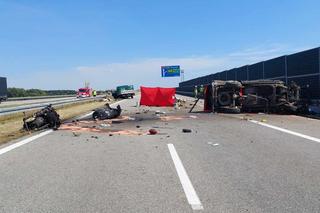 Pickup koziołkował na autostradzie. Straszne skutki zderzenia z busem. Dwie osoby nie żyją!