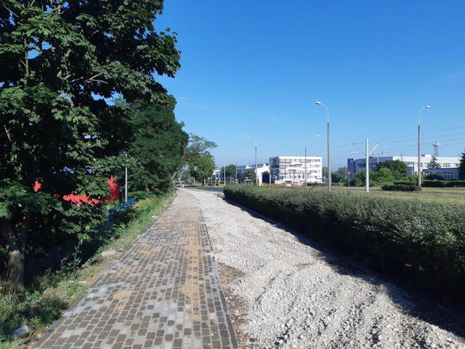 Budowa ścieżki rowerowej w ciągu Szosy Bydgoskiej na finiszu. Tak wyglądają prace w Toruniu