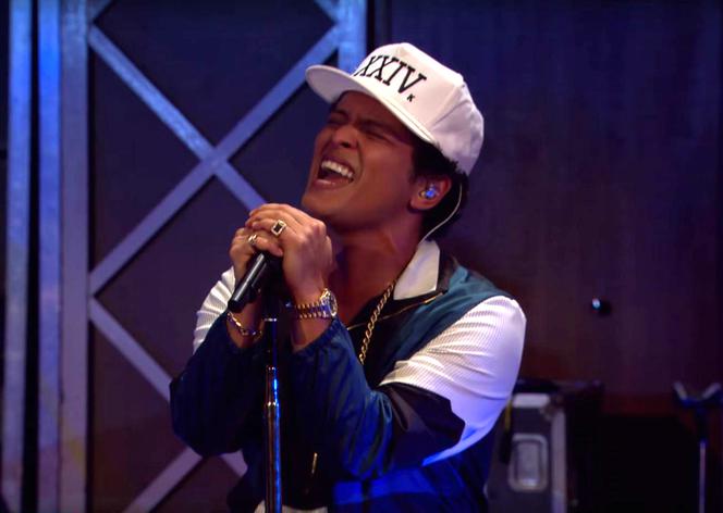 screen z nagrania Bruno Mars covers Adele's All I Ask in the Live Lounge