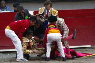 Jose Tomas matador ugodzony rogiem przez byka 