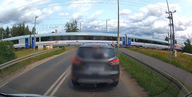 Oława. 37-latek wszedł na przejazd mimo opuszczonych rogatek. Tak się tłumaczył [ZDJĘCIA].