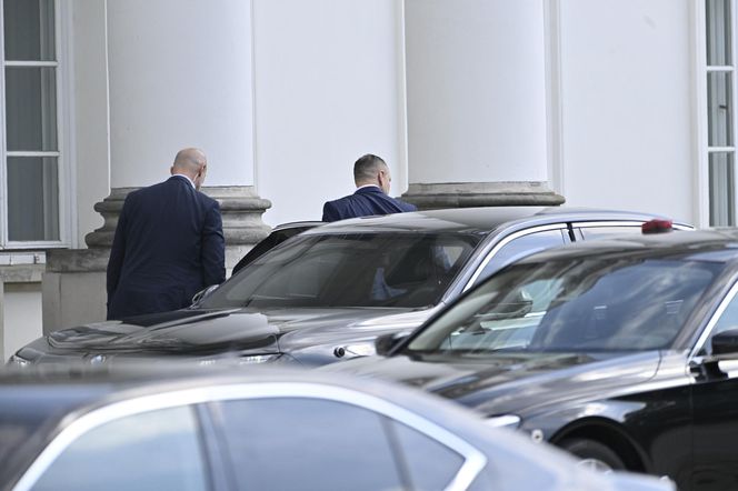 Karol Nawrocki który odbiera Kasię ze szkoły.