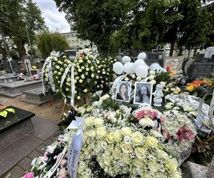 Morderstwo w Mławie. Grób 16-letniej Mai utonął w białych kwiatach