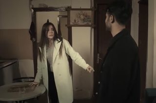 Miłość i nadzieja. Zeynep ledwo trzyma się na nogach, gdy Arda decyduje się zabrać ją do szpitala