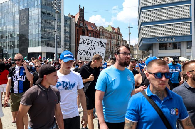 Protest przeciwko imigrantom.Tysiące kibiciów na ulicach Katowic