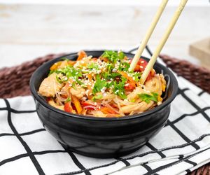 Prosty przepis na makaron ryżowy z kurczakiem. Delikatne mięso i aromatyczny sos tworzą idealne połączenie