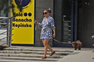 Anna Mucha nawadnia psa